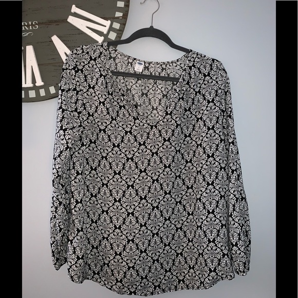 Old Navy Tops - 3/20🌟Old Navy black and white tunic style top large